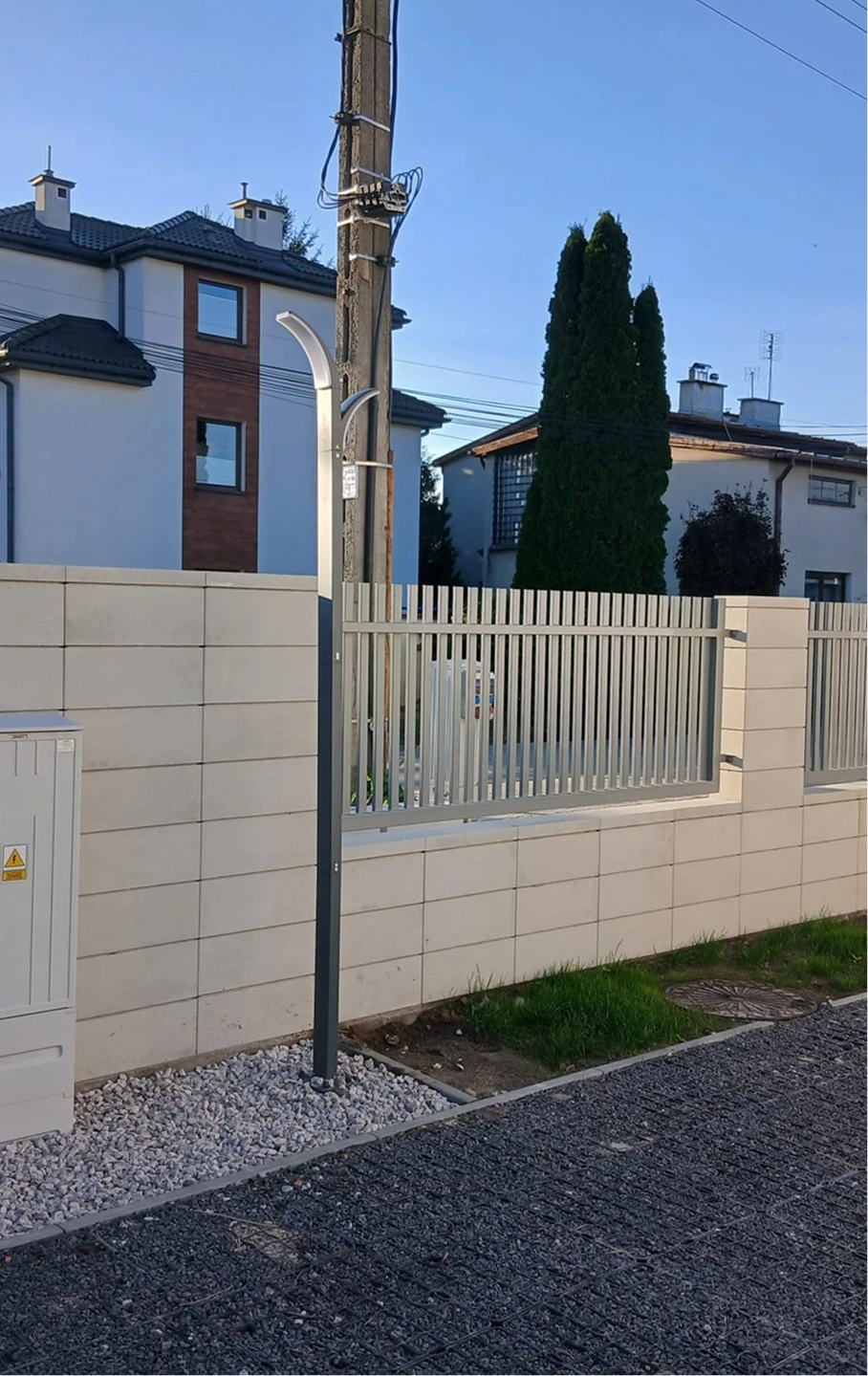 Ogrodzenia aluminiowe z murowanym podmurowaniem przed nowoczesnym domem