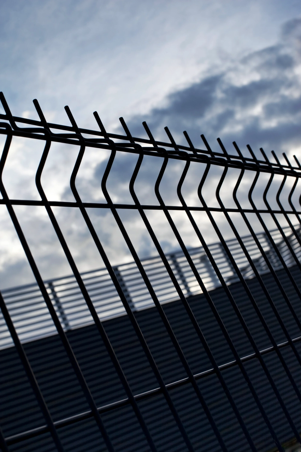 Ogrodzenia panelowe 3d: czarny panel stalowy z przetłoczeniami na tle nieba