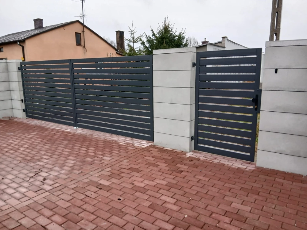 Ogrodzenie żaluzjowe z bramą wjazdową i furtką osadzone na betonowych słupach