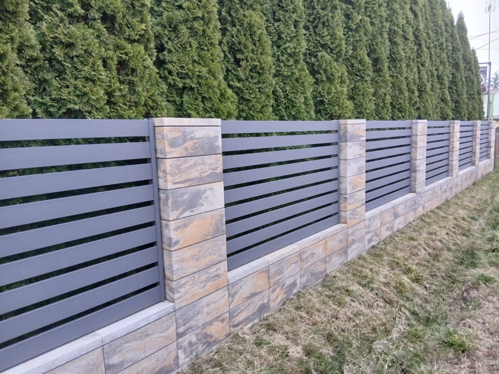 Nowoczesne ogrodzenie żaluzjowe z poziomych aluminiowych paneli i murowanych słupków