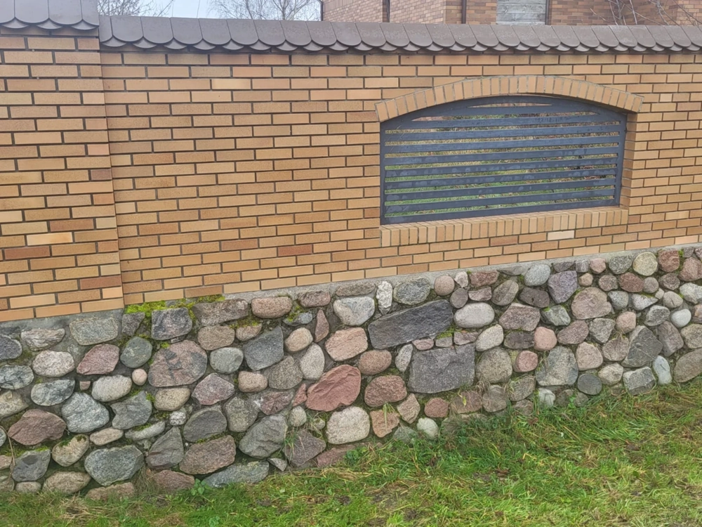 Ogrodzenia murowane: ceglany mur na kamiennym fundamencie z przęsłem metalowym