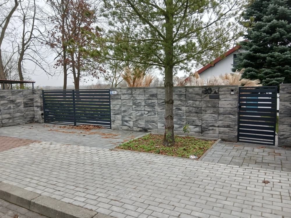 Ogrodzenia murowane z betonowych bloczków z metalową bramą wjazdową i furtką